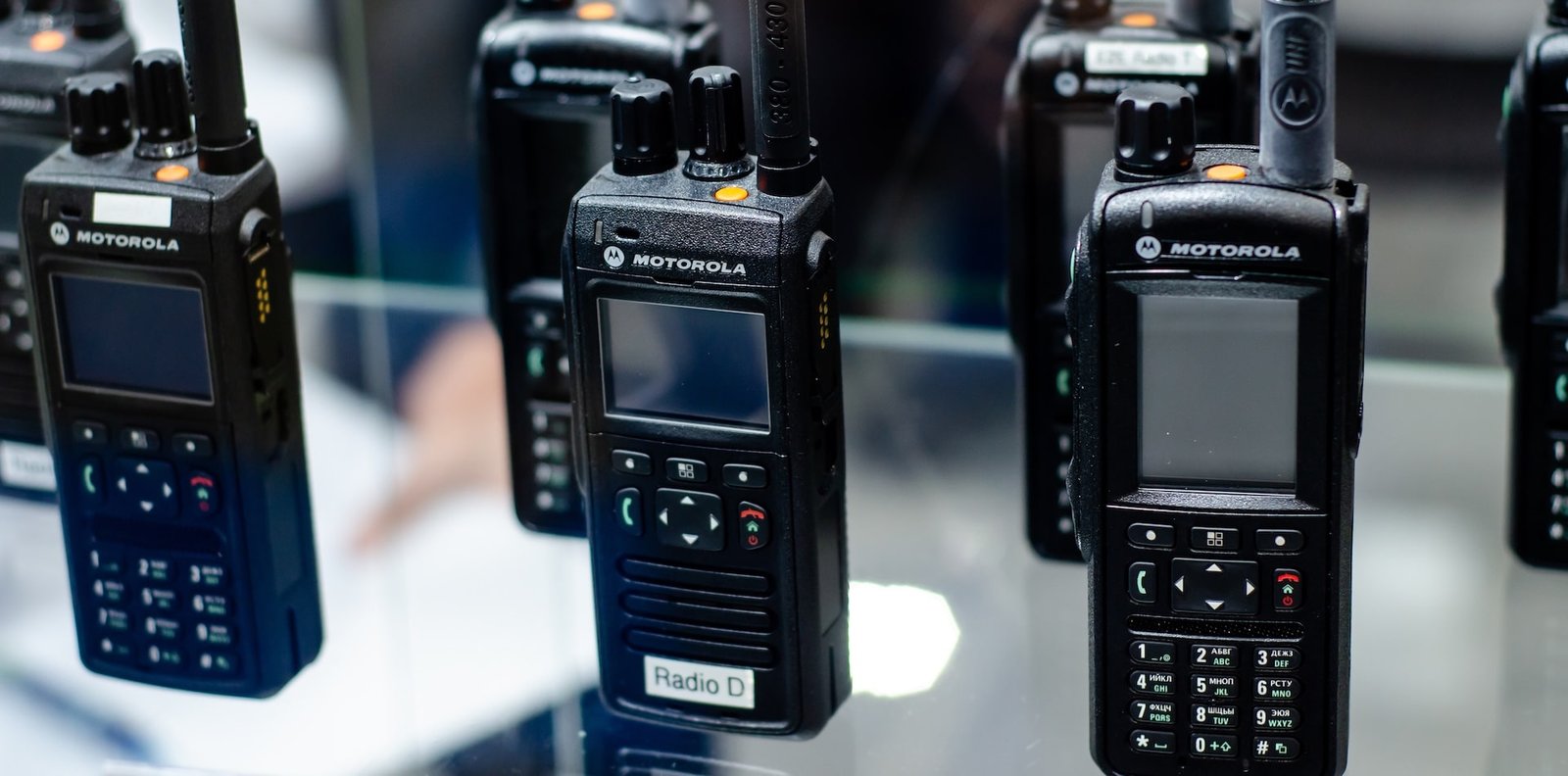 Rádios portáteis profissionais Motorola Solutions comunicação empresarial fiável e eficiente